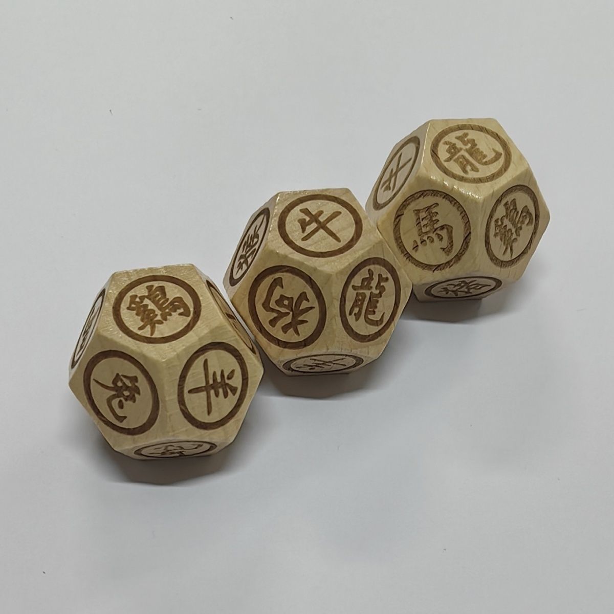 12面の木製中国十二支のサイコロセット。天然木に十二支の模様 - Zodiac Party Games のレビューと価格