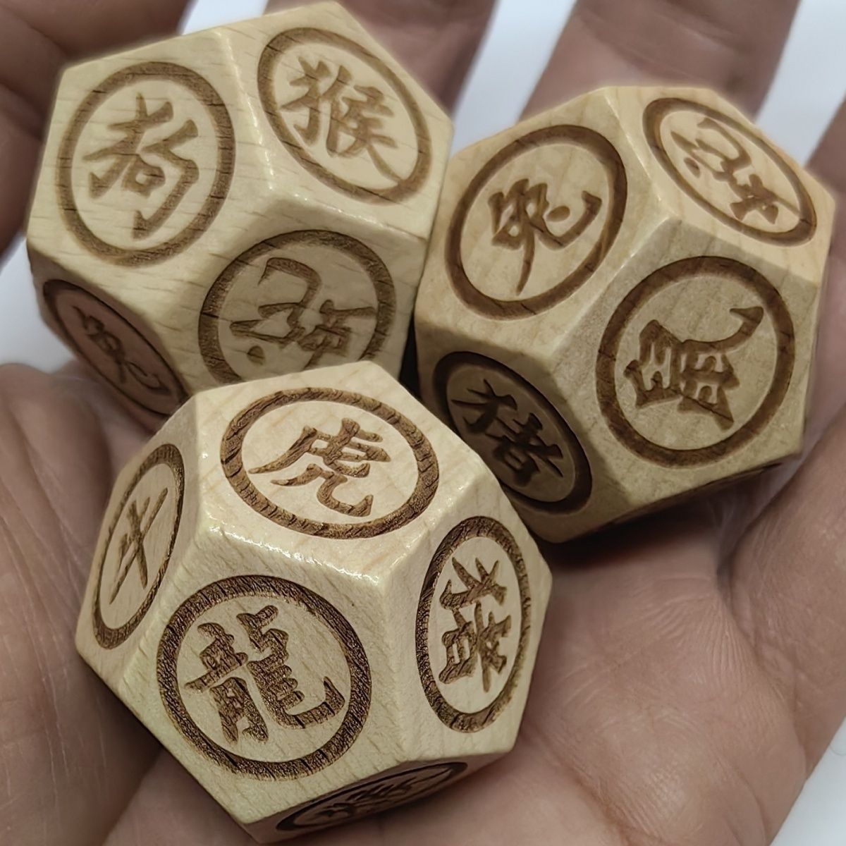 12面の木製中国十二支のサイコロセット。天然木に十二支の模様 - Zodiac Party Games のレビューと価格