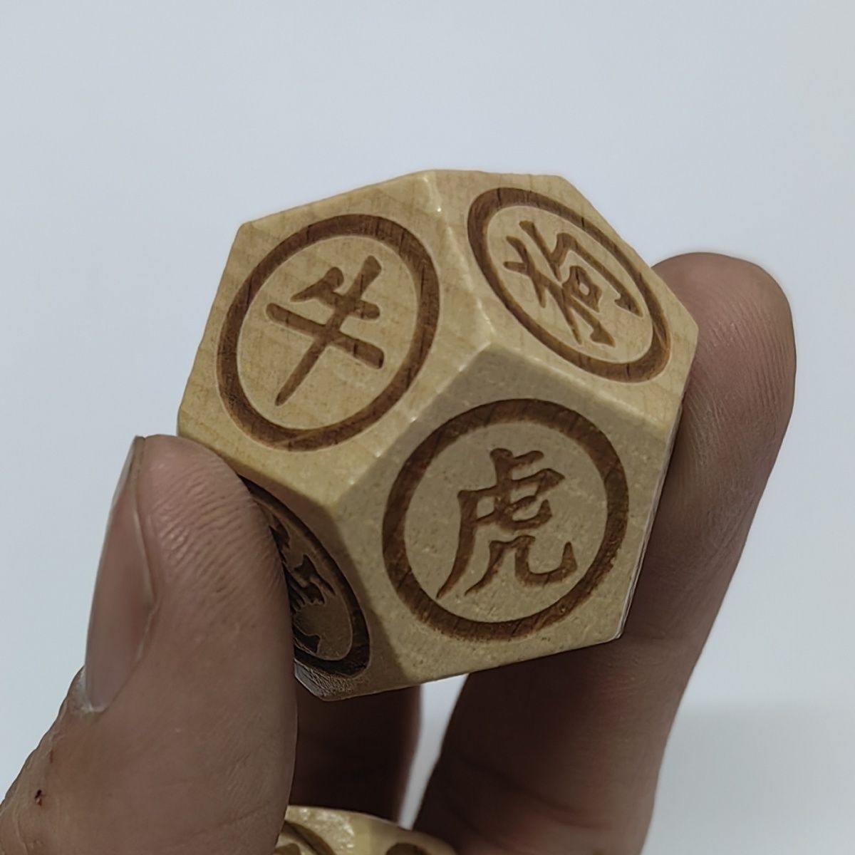 12面の木製中国十二支のサイコロセット。天然木に十二支の模様 - Zodiac Party Games のレビューと価格